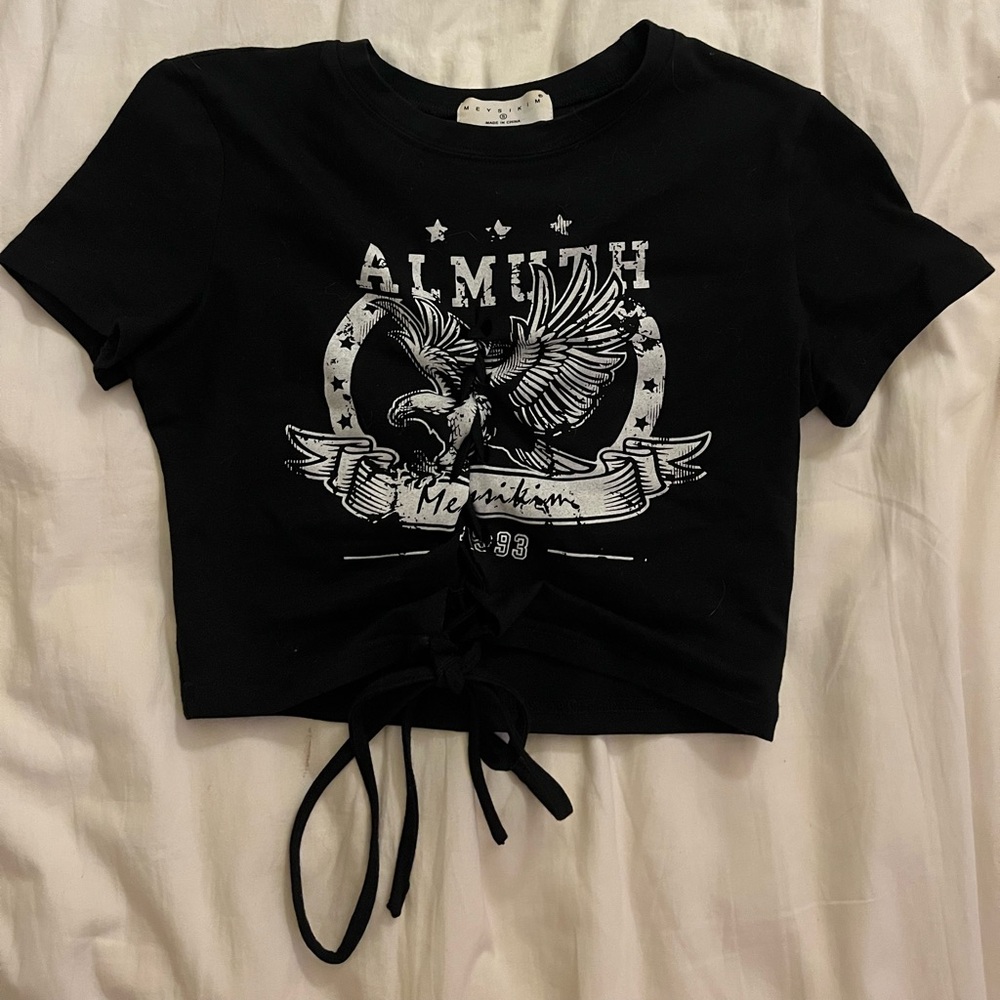 BLACK GRAPHIC CROP TOP